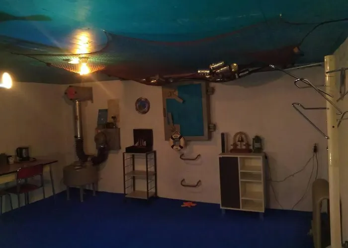 Sea-Boat Room With No Windows